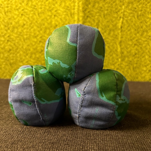 Brand New Set of Juggling Balls with Instruction Booklet  Balls Look Like Globes - Picture 2 of 5